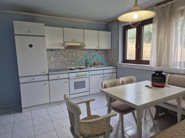 BELARDIMMO bietet Ihnen eine Mietwohnung an, die sich im Untergeschoss eines Hauses befindet, mit 1 Schlafzimmer.
ACHTUNG: Die Wohnung wird in Wohngemeinschaft vermietet (Erdgeschoss bereits bewohnt, Untergeschoss zu vermieten)

Die Wohnung besteht aus:

Küche
Wohnzimmer
Duschräume ohne WC
Schlafzimmer

ACHTUNG: Ein zweiter privater Duschraum mit WC ist verfügbar, aber über die Gemeinschaftsbereiche zugänglich

Ein Gemeinschafts-Waschraum ist ebenfalls vorhanden 

Das Haus verfügt außerdem über eine Doppelgarage, die für zusätzlich 100 Euro vermietet wird.

Die Verfügbarkeit ist zu vereinbaren 
Keine Raucher
Keine Tiere 

Bitte wenden Sie sich ausschließlich per E-Mail an die Agentur, unter Angabe Ihrer Kontaktdaten und Telefonnummer, an folgende Adresse:
contact@belardimmo.lu