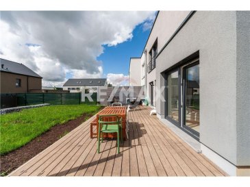 Veuillez contacter Felice Capraro pour de plus amples informations : 
- T : +352 621 251 398
- E : felice.capraro@remax.lu

REMAX, Spécialiste de l'immobilier à Grass, commune de Steinfort, vous propose cette maison jumelée d'une surface de 145 m² sur un terrain de 4 ares 26 centiares : 

RDC : Hall d'entrée avec dressing, WC séparé, buanderie, un séjour lumineux avec baie vitrée, une cuisine équipée ouverte avec hôte suspendu avec un accès à la terrasse exposée sud d'une surface de 32 m², garage deux véhicules. 

1er étage : Hall de nuit de 10 m², une chambre de 12 m², salle de bain de 10 m², suite parentale de 25 m² avec une salle de bain spacieuse avec douche italienne, 2 chambres de 12 m² viennent compléter ce bien.

EXTÉRIEUR : Jardin, terrasse, pergola en finition, chalet pour l'outillage. 

Aspect technique de la maison : chauffage au sol au RDC, VMC, panneau thermique sur le toit pour l'eau chaude
Classe énergétique A, Thermique B.

Frais d’agence RE/MAX : 3 % du prix de vente à la charge de la partie venderesse + TVA