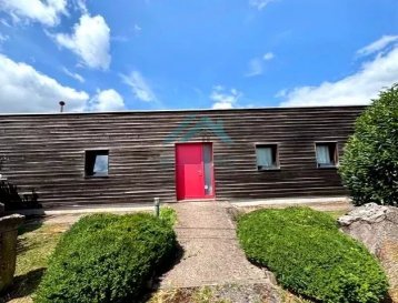 Belardimmo vous propose de Découvrir cette magnifique maison plain pied basse consommation en bois sur fondation en béton, de 152 m² habitables ( totale 300m²) située à Domptail, France dans les Vosges, en pleine nature avec 1500m² de terrain arboré et avec une vue magnifique.

La maison est composée comme suit:

- Hall d'entrée avec placards
- WC séparé
- Chambre avec salle de douche privative
- Un grand espace ouvert Salon/Salle à manger avec accès au balcon avec vue panoramique.
- Cuisine équipée ouverte avec plan de travail inox
- Une chambre
- Une suite parentale avec salle de douche et WC privatif

Au sous-sol:

Grande cave de 150m² possibilité de rendre cet espace habitable tout y est prévu et avec une belle hauteur sous plafond de 2m70.


Parmi les équipements de la maison, vous trouverez un adoucisseur d'eau, un système d'aspiration centralisée et une cheminée pour des soirées conviviales.

La maison dispose de fenêtres coulissantes à double vitrage et de moustiquaires, assurant confort et sécurité. Un thermostat connecté et une ventilation simple flux contribuent à une gestion optimisée de l'énergie. Les volets roulants électriques ajoutent une dimension de confort supplémentaire à cette demeure.

Idéale pour les familles, cette propriété conjugue modernité et efficacité énergétique. Elle offre une opportunité exceptionnelle de vivre dans un environnement de qualité avec des commodités conçues pour améliorer votre confort quotidien. Ne manquez pas ces prestations haut de gamme qui font de cette maison un lieu de vie unique.

Pour plus d'informations veuillez contacter Monsieur David Kempf au 00 352 621 631 841 ou par mail David.kempf16@gmail.com

 ---------- 
Entdeckt dës wonnerbar Propriétéit zu Domptail, Frankräich, eng modern Wunnhaus mat 152 m² a Vollék komfortable Features. D'Haus offréiert dräi schéin Schlofzëmmeren an insgesamt sechs Raim. Mat enger Waasserenthärter an engem zentrale Staubsaugersystem ass dëst Haus perfekt fir de moudeschen Liewensstil.

D'Haus verfüügt iwwer e Kamäin fir eng gemittlech Atmosphär an duebel verglasen Fënsteren. Mat verschibaren Fënstere mat Fliegengitter gëtt optimale Komfort suergt. D'Airqualitéit gëtt duerch eng einfach Flow-Ventilatioun an en uschlossbereet Thermostat optiméiert, wat eng ideal Liewensëmfeld garantéiert.

Elektresch Rolllueden erliichtert den alldeeglechen Gebrauch. Dës perfekt Immobilie bitt eng ideal Mëschung aus Modernitéit a Komfort, déi eng eenzegaarteg Geleegenheet fir Är zukünfteg Heem duerstellt. Kommt an entdeckt dëst schéint Doheem an enger charmanten Uertschaft.