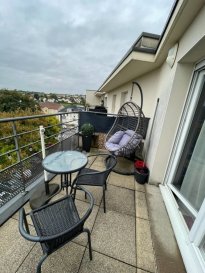 Mondorff Location  - Appartement   2 chambres prix :  1 090 € c.c. Appartement à louer de 65 m2 dans un charmant village proche de la frontière luxembourgeoise et allemande
Cet appartement se compose d'un bel et grand couloir avec placard desservant une salle de bain, un WC séparé et son lavabo, deux chambres, une grande cuisine semi-ouverte sur le salon/séjour donnant accès à un balcon    
Les plus de ce logement: une cave et deux place de parking privatives extérieures 
Il se situe à proximité des axes autoroutiers. Les amoureux de la nature, adeptes du calme sauront apprécier cette vie de qualité confortée par la proximité des services indispensables au quotidien.
Le loyer mensuel est complété par une provision sur charges de 100 €, comprenant la maintenance des portails, l'électricité et l'entretien des communs, la VMC, l'ascenseur, l'eau froide ainsi que la taxe d'enlèvement des ordures ménagères (TEOM)
Les honoraires de location s'élèvent à 519 € pour les visites, la constitution du dossier et la rédaction du bail auxquels s'ajoutent 194 € pour l'état des lieux.
Conformément à la réglementation en vigueur, les informations relatives aux risques auxquels ce bien est exposé sont sur le site officiel : www.georisques.gouv.fr