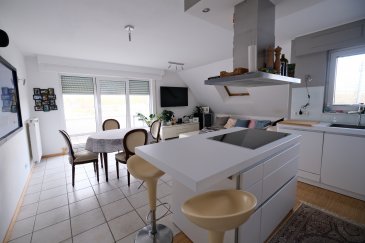 STRASSEN, dans un immeuble très soigné situé à 104 route d'Arlon, bel appartement meublé, style penthouse, de 62 m2, très lumineux, meublé, au 3e étage avec ascenseur et comprenant : entrée, living avec accès terrasse, une cuisine équipée avec îlot central, une chambre à coucher avec accès terrasse placards sur mesure, une salle de douche avec WC, sous les combles (4e étage) une buanderie (commune) avec lave-linge et sèche-linge et pièce privative (cave), un emplacement de parking au sous-sol. L'appartement est actuellement loué.
Contact et visites : Rosalba MAITRE, téléphone : 691 550 189 Email : rosalba@parkagence.lu et 
Arianna GHITTINO Téléphone : 691205573 Email : arianna@parkagence.lu