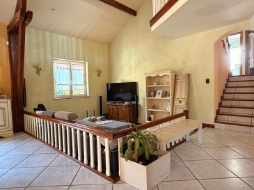A Terville, maison de 150 m2 sur 6 ares de terrain. Au calme au fond d'une impasse, agréable maison individuelle de 160 m² habitables, construite en 1995, implantée sur un terrain de 6 ares.
Elle offre un bel espace de vie lumineux avec cuisine ouverte sur le séjour et accès direct à la terrasse. La maison dispose de 3 chambres, d'une grande salle de bains, ainsi que d'une mezzanine.
Côté pratique, vous bénéficierez également d'une lingerie, d'un garage et surtout d'un immense second garage-atelier offrant de nombreuses possibilités pour les artisans, collectionneurs ou amateurs de bricolage.
Les informations sur les risques auxquels ce bien est exposé sont disponibles sur le site Géorisques : www.georisques.gouv.fr » 
Renseignements et visites : 
- Karine Karas : 06 08 31 19 87
- Katia Moriceau : 06 75 66 99 25 (3.98 % d'honoraires TTC à la charge de l'acquéreur.)