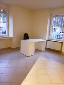 Situé côte d\'Eich au RDC à 2 pas de la Place d\'Argent, du Boulevard Royal et du Kirchberg, A LOUER BUREAU INDIVIDUEL RENOVE de 16 m² avec une salle de douche + WC + Kitchenette en commun.<br><br> Belle accessibilité et visibilité du fait de sa position Côte d\'Eich.<br><br> Garage à louer en supplément!<br><br> Le WIFI et le ménage des parties communes sont inclus.<br><br> +Loyer charges inclues forfaitaires : 700 EUR<br> + Caution : 1400 EUR<br> + Disponibilité: immédiate<br> + Frais d\'agence: 819 EUR TTC<br><br> Idéal pour toute activité tertiaire de bureau ou société de services.<br><br> Facilité de se garer dans le quartier (3 parking publics).<br><br> A VISITER SANS HESITER ! <br><br> A 5 minutes du :<br> - Centre-ville,<br> - Kirchberg,<br> - Boulevard Royal,<br>- Arrêts de Bus et accès autoroutiers A3, A1, A6.<br><br> A proximité à pied Place d\'Argent :<br>- Restaurant, épicerie, supermarchés,<br> - Stations essences,<br>- Médecin,et Clinique d\'Eich,<br>- Parc, Club de fitness, parcours de Jogging...