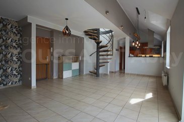 Cet appartement-duplex lumineux et idéalement situé, en retrait de la route principale tout en offrant un accès facile à toutes les commodités, vous propose :

Un grand salon avec cuisine équipée semi-ouverte, un débarras, toilette séparée, 2 chambres à coucher, une salle de bains avec toilette et raccordement pour machine à laver.

Au sous-sol, deux parkings intérieurs, une cave privative et une buanderie commune complètent cette offre à saisir.

La façade a été nettoyée et la cage d'escalier récemment repeinte. 

 ---------- 
Dieses helle und ideal gelegene Duplex-Apartment, das von der Hauptstraße zurückgesetzt ist und dennoch einen einfachen Zugang zu allen Annehmlichkeiten hat, bietet Ihnen :

Ein großes Wohnzimmer mit halboffener Einbauküche, einen Abstellraum, eine separate Toilette, 2 Schlafzimmer, ein Badezimmer mit Toilette und Waschmaschinenanschluss.

Im Untergeschoss vervollständigen zwei Innenparkplätze, ein privater Keller und eine gemeinsame Waschküche dieses Angebot, das Sie unbedingt wahrnehmen sollten.

Die Fassade wurde gereinigt und das Treppenhaus vor kurzem neu gestrichen. 

 ---------- 
This bright and ideally located apartment-duplex, set back from the main road yet offering easy access to all amenities, offers:

Large living room with semi-open fitted kitchen, storage room, separate toilet, 2 bedrooms, bathroom with toilet and washing machine connection.

The basement includes two indoor parking spaces, a private cellar and a shared laundry room.

The facade has been cleaned and the stairwell recently repainted.