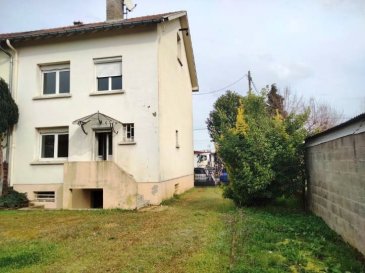 Maison mitoyenne sur 9 ares de terrain à saisir .  Idéalement située, proche du supermarché Auchan Semécourt et de toutes les commodités, sur Woippy/Bellevue, à saisir maison mitoyenne d\'un côté de type F4 construite sur 10 ares de terrain.<br> Vous y trouverez quatre plateaux :<br> - Le premier comprenant la partie à vivre, séjour double de 26 m2, cuisine nue de 5 m2 donnant accès sur son terrain clos, un wc<br> - Le second, deux chambres de 12 m2, une salle de bain de 9 m2 avec WC<br> - En bonus, une partie comble à réhabiliter pour bureau ou chambre supplémentaire<br> - Une partie sous-sol comprenant deux caves et une chaufferie (chauffage au Fuel).<br> Gaz de ville présent dans la commune<br> - Un garage fermé de 16 m2 ainsi qu\'une grange attenante de 36 m2.<br> Prévoir travaux d\'embellissement et de rénovation.<br><br> Pour toutes visites merci de contacter Sandrine Di Francesco au 06 33 83 40 82 agent mandataire carte délivrée par le CCI à Metz No Siret 78900935400018  