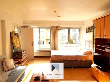 Idéalement situé à Bonnevoie, à proximité de toutes commodités, cet appartement se trouve au 2e étage dans une résidence bien entretenue et bénéficie d'une surface totale de ± 47 m² dont ± 43 m² habitables. Il se compose comme suit :

Au 2e étage, la porte d'entrée s'ouvre sur un couloir de ± 2.2 m² qui dessert un séjour de ± 30 m², une cuisine séparée équipée et aménagée de ± 6 m² et une salle de bains de ± 5 m² (douche, lavabo, wc).

Au sous-sol se trouvent une cave de ± 4 m² et une buanderie commune.  
Généralités :  

- Localisation idéale  
- Proche du centre-ville  
- Chaudière au gaz, chauffage radiateurs  
- Interphone  
- Simple vitrage sur châssis Alu  
- Volets manuels  
- Possibilité d'acquérir un garage  
- Écoles, crèches, parcs, aires de jeux, restaurants, commerces à proximité  
- Desservi par les transports en commun  

Personne responsable du bien :  

Yuliana Dimitrova  
Tel: +352661 50 27 19  
email: yuliana@vanmaurits.lu