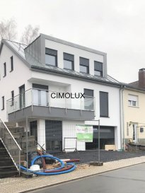 L'agence CIMOLUX vous propose une belle maison libre des 3 côtés situé à Garnich dans une zone calme avec une superficie de +/-181m2 et proche des commodités.

La maison dispose:
Au rdch: un hall d'entrée, une salle de douche, deux pièces, un garage et une chaufferie.
Au 1er étage: un salon/salle à manger avec sortie sur la terrasse, une salle de douche et 2 chambres.
Au 2ème étage: une salle de bain avec douche et baignoire et 3 chambres.
De plus la maison dispose deux emplacements extérieurs et un jardin.

Pour plus d'informations n'hésitez pas à nous contacter on parle français, allemand, luxembourgeois, anglais, portugais et italien.

Pour l'obtention de votre crédit, notre relation avec nos partenaires financiers vous permettront d'avoir les meilleures conditions.
Ref agence :1441970