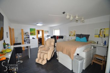L\'agence immobilière Christine Simon Sàrl ayant un mandat exclusif vous propose un appartement meublé d\'une superficie totale d\'environ 80,32 m2 situé à PERL (D) au prix de 350.000€.<br>Idéal aussi pour un investisseur !<br>L\'appartement est divisé en 2 studios qui sont actuellement en location mais peuvent être facilement réaménagés en un seul appartement.<br>Idéal aussi pour investisseur !<br><br>Détails de l\'appartement situé 1er étage:<br>- Appartement Nr. 5 d\'environ 80,32 m2 est composé de 2 studios identiques, entièrement meublés et aménagés. 1 Salle de douche avec toilette, une cuisine équipée indépendante, une grande salle de séjour/chambre avec accès à une terrasse privative. Garage fermé Nr. 4 pour 1 voiture, 1 emplacement de parking extérieur et une cave. <br><br>La localité PERL (D) se trouve au coeur des 3 frontières, l\'Allemagne le Luxembourg et la France. Perl est une localité agréable à vivre aussi bien pour des jeunes que pour les personnes âgées. Dans la commune et celles voisines se trouvent de nombreux commerces, écoles p.ex. école fondamentale et le Lycée de Schengen ainsi que des crèches accessibles à pied. L\'entrée de l\'autoroute Saarebruck-Luxembourg est à quelques minutes en voiture.<br><br>Distances de Perl à:<br>02 km à L-Schengen<br>24 km à D-Merzig<br>27 km à D-Saarburg<br>45 km à L-Kirchberg<br><br>Pour plus d\'informations, n\'hésitez pas à contacter l\'agence par eMail: info@chrisitinesimon.lu ou par téléphone: +352 26 53 00 30.<br>Les honoraires d\'agence sont à charge de l\'acquéreur (3,57 %). <br><br><br><br /><br />Die Immobilienagentur Christine SIMON GmbH mit Alleinauftrag, bietet Ihnen zum Verkauf eine möblierte Eigentumswohnung mit einer gesamt Wohnfläche von ungefähr 80,32 qm gelegen in Perl (D) zum Preis von 350.000€.<br>Die Wohnung ist in 2 Studios eingeteilt und zurzeit vermietet. <br>Die 2 Studios können aber wieder problemlos in eine Einheit umstrukturiert werden.<br>Geeignet auch für Investoren !<br><br>Beschreibung der Wohnung gelegen im 1t\'en Stock:<br>- Wohnung Nr. 5 von ungefähr 80,32 qm unterteilt in 2 identische vollständig eingerichtete Studios. 1 Duschraum mit Toilette, eine separate eingerichtete Einbauküche, ein grosses Wohn/Schlafzimmer mit Zugang zur Terrasse. Dazu gehört die Garage Nr. 4 und ein Aussenstellplatz sowie ein Kellerraum.<br><br>Perl (D) befindet sich im grenzenlosen Dreiländereck Deutschland, Luxemburg und Frankreich und ist ein sehr angenehmer Wohnort. Perl hat sowie für junge und ältere Leute viel zu bieten. In der Gemeinde und in den Nachbargegenden gibt es zahlreiche größere Einkaufsmärkte, Schulen, u.a. die grenzüberschreitende Gemeinschaftsschule \