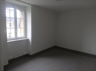 A LOUER au coeur de la ville, Avenue FOCH, dans immeuble de caractère
F4 de 86 m2
cuisine équipée, salon séjour, 2 chambres, SDB avec douche

LIBRE DE SUITE