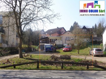 Terrain à bâtir de 8 ares sans contrat de construction, situé dans la localité de Hettermillen appartenant à la commune de Stadbredimus près de la Mosselle Luxembourgeoise.
Possibilité de bâtir une maison unifamillial libre des 4 côtés. Raccordements existants.
Petit chalet habitable à démolir à  charge du vendeur.
Pour toute information, contactez le: 691 080 103 ou 691 860 584