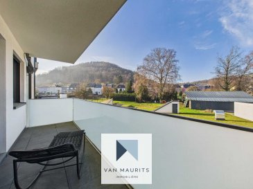 Situé au cœur de Tétange (commune de Kayl), cet appartement récent de 2020 est proposé en location entièrement meublée et se trouve au 1er étage d'une résidence moderne avec ascenseur. D'une surface habitable d'environ 71 m², il est en excellent état, bénéficie d'un cadre de vie confortable, fonctionnel, clé en main, idéal pour une installation immédiate.

L'appartement se présente comme suit :

Au premier étage, le hall d'entrée dessert un spacieux séjour de ± 40 m², entièrement meublé avec canapé, télévision, table basse et mobilier de salle à manger, la cuisine ouverte, parfaitement intégrée à l'espace de vie, est entièrement équipée et dispose de l'ensemble des ustensiles nécessaires (vaisselle, casseroles, machine à café, bouilloire, etc.).

L'espace nuit se compose d'une chambre de ± 20 m² avec placards intégrés. Une salle de douche de ± 5 m², équipée d'un lavabo, d'une douche, d'un WC et d'un sèche-serviettes.

Depuis le séjour, l'accès à une terrasse de ± 9 m², orientée vers le jardin au calme, permet de profiter pleinement de l'extérieur.

Le sous-sol dispose d'une cave privative de ± 5 m² (n°043) ainsi que d'un emplacement de parking intérieur de ± 14 m² (n°14).

Détails complémentaires:

Location meublée et équipée (mobilier, luminaires, électroménager, vaisselle, ustensiles)  
Appartement récent en excellent état  
Chauffage au gaz  
Sols en carrelage et parquet plein  
Châssis PVC avec triple vitrage  
Volets électriques  
Ascenseur  
Ventilation  
Télévision incluse  
Cuisine équipée : induction, four, frigo, congélateur, hotte, lave-vaisselle, meubles, plan de travail, machine à café, bouilloire, couverts

Environnement et services:  
Situation à proximité immédiate des commerces, restaurants, bus, gare, crèche, écoles, club sportif, parc de jeux et pistes de randonnées.

Loyer : 1.700 € par mois  
Les charges mensuelles de 260 € comprennent l'internet  
Caution : 2 mois de loyer soit 3.400 €  
Frais d'agence : 1 demi-mois de loyer pour le locataire, + 17% de TVA soit € 994,50

Visite virtuelle : https://tour.giraffe360.com/a5521df8fb784af19cbcd4dec7124054

Agent responsable : Jimmy de Brabant  
Tél. : +352 661 167 494  
E-mail : jimmy@vanmaurits.lu