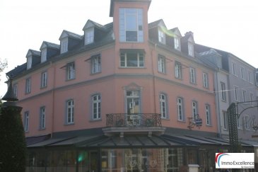 IMMO EXCELLENCE vous propose en exclusivité cette jolie surface de bureaux d\'une superficie de 107 m2 située au deuxième étage dans un immeuble bien entretenu sis à Rue de la Gare,56-58, L-6440 ECHTERNACH<br><br>Le local se compose comme suit : Hall d\'entrée, trois salles de consultations sinon brueaux,  une réception, une cuisine, une salle d\'attente ainsi que deux W.C. séparés. Possibilité de reprendre les meubles existants après arrangement avec le locataire actuel. Idéal pour cabinet médical, cabinet d\'avocats, salon de beauté, professions libérales.....<br />Ref agence :3426666