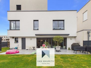 Située à Bereldange (25, rue des Roses), dans une zone résidentielle très calme, cette agréable maison de l'année 2018 se situe sur un terrain de 3a 69ca. Elle dispose d'un passeport énergétique A-A et possède une surface habitable de ± 202 m² pour une surface totale de ± 250 m². Voici sa composition :

Au rez-de-chaussée, une entrée de ± 16 m² (avec armoires sur mesure) vous conduit vers un salon de ± 40 m² communiquant avec une terrasse de ± 35 m², orientée ouest avec une vue sur le jardin. Vous y découvrirez également une cuisine indépendante de ± 15 m² ainsi qu'une buanderie/chaufferie de ± 15 m² (avec une sortie au jardin), un wc séparé et un double garage de ± 35 m² (côte-à-côte).

Au 1er étage, un palier de ± 13 m² dessert trois chambres de ± 15 (avec un balcon), 20 et 24 m² et deux salles de bains, chacune de ± 10 m² (baignoire, douche, lavabo, wc).

Au dernier étage, se trouvent deux espaces supplémentaires bureau/hobby de ± 11 m² et une chambre de ± 16 m² laquelle communique avec une belle terrasse de ± 36 m² (orientée au sud) avec une salle de douche de ± 6 m² (douche, lavabo et wc).

Détails complémentaires :

- Situation exceptionnelle au calme, entre la nature omniprésente et le centre de la ville ;
- Commerces (Cactus de Bereldange, Lidl, Aldi), pharmacie, médecins, poste, restaurants du centre de Walferdange accessibles à pied ;
- Construction 2018 avec le CPE A-A ;
- Pompe à chaleur, chauffage au sol, panneaux solaires et photovoltaïques avec batteries ;
- Réserve eaux pluviales ;
- Fenêtres triple vitrage, châssis bois/aluminium, volets électriques ;
- Abri de jardin de 12m2 ;
- Libre de 3 côtés ;
- Etat impeccable.

Agent responsable : Katia Gravière au 661 33 29 82 ou katia@vanmaurits.lu