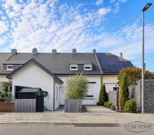 Charmante maison à Schifflange ? Idéalement située à proximité de toutes commodités : transports, écoles, commerces

Découvrez cette jolie maison en excellent état, offrant un intérieur chaleureux, lumineux et doté de finitions soignées qui renforcent son charme authentique. Parfaite pour une vie de famille ou comme résidence principale, elle se trouve dans un quartier calme, bien desservi et agréable à vivre.

Au rez-de-chaussée, vous serez accueilli par un hall d'entrée menant à un élégant escalier d'époque, apportant une touche d'élégance à l'espace. Ce niveau comprend également une salle de douche avec WC, ainsi qu'une cuisine équipée et ouverte sur le salon, créant un espace convivial et lumineux. Depuis le salon, l'accès au sous-sol aménagé permet de découvrir un bureau ou une salle de jeux avec des rangements sur mesure, une salle de bains avec baignoire, ainsi qu'une buanderie avec chaudière.

À l'étage, deux chambres confortables offrent un espace de repos idéal et calme.

Le grenier, aménagé en espace de stockage, permet de ranger facilement divers objets et saisonniers, optimisant ainsi l'espace de la maison.

À l'extérieur, savourez des moments de convivialité sur une charmante terrasse équipée d'un barbecue, agrémentée d'une marquise automatisée et d'un paravent rétractable, offrant un espace parfait pour la détente et la relaxation en plein air.

La propriété dispose également d'un local de stockage pratique et d'une place de stationnement réservée.

Cette maison représente une opportunité idéale pour une famille ou un projet résidentiel, alliant confort, charme et praticité dans un environnement paisible.

Prix de présentation : 739 000 €   Frais d'Agence Inclus.
 
Les surfaces et informations reprises dans cette annonce sont communiquées à titre indicatif et sans valeur contractuelle.

Pour toutes questions ou demandes d'informations, n'hésitez pas à nous contacter, nous serons toujours à votre service.

Agence ELSA'HOME à votre écoute pour la concrétisation de vos projets en toute confiance.

------------------------------------------------------------------------

Charming house in Schifflange ? Ideally located close to all amenities: transportation, schools, shops

Discover this lovely house in excellent condition, offering a warm, bright interior with carefully finished details that enhance its authentic charm. Perfect for family living or as a main residence, it is situated in a quiet, well-served, and pleasant neighborhood.

On the ground floor, you will be greeted by an entrance hall leading to an elegant period staircase, adding a touch of sophistication to the space. This level also includes a shower room with WC, as well as a fully equipped kitchen open to the living room, creating a convivial and luminous area. From the living room, access to the finished basement reveals a study or playroom with custom storage, a bathroom with a bathtub, and a laundry room with a boiler.

Upstairs, two comfortable bedrooms provide an ideal and peaceful resting space.

The attic, converted into a storage area, allows for easy organization of various objects and seasonal items, maximizing the house's space.

Outside, enjoy convivial moments on a charming terrace equipped with a barbecue, complemented by an automatic marquee and a retractable screen, offering the perfect outdoor space for relaxation and leisure.

The property also includes a practical storage room and a reserved parking space.

This house presents an ideal opportunity for a family or residential project, combining comfort, charm, and practicality in a peaceful environment.

Asking price: €739,000   Agency fees included.
 
The floor areas and information contained in this advertisement are provided for information purposes only and are not contractually binding.

For any questions or inquiries, do not hesitate to contact us; we are always at your service.

ELSA'HOME Agency, here to listen to you and help realize your projects with confidence.