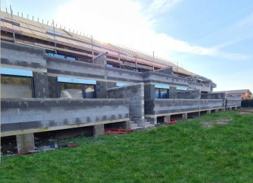 *** Nouveau lotissement  à BETTENDORF ***<br><br>LOT 3: maison en bande sur un terrain de 3.09 ares avec une surface habitable de 273,65m2 + terrasse de 43.70m2 se compose comme suit : <br><br>Situé à Bettendorf, dans une rue très calme, à 6 mn de Diekirch. Il se constitue de 4 maisons d\'une surface totale d\'environ 216 m2 ? 280 m2. Toutes les maisons disposent d\'une grande terrasse et un jardin (avec abri de jardin):  <br><br>* Rez-de-chaussée : salon avec cuisine ouverte et salle à manger avec accès sur terrasse et jardin, arrière cuisine, vestiaire, wc séparée, buanderie et local technique, garage pour et deux emplacements extérieurs devant la garage. <br> <br>* 1er étage : 4 chambres (dont une parentale avec dressing et accès sur une terrasse de 13.5m2), une salle de bain et un wc séparée  <br><br>* 2ème étage : grenier aménageable, local technique  <br><br>Le projet étant encore en phase de construction, diverses modifications peuvent être fait à la demande du client.   <br><br>Le prix est exprimé à TVA 3%.  Pour plus de renseignements, n\'hésitez pas à nous contacter au 691 850 805.