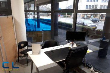 Bureau au rez-de-chaussée avec grande  vitrine
Idéalement situé à la Place Benelux, ayant des bons accès autoroutiers et facilité de stationnement.
Le bureau est constitué d\'un espace privatif équipé d\'un bureau, d\'une chaise de bureau, d\'une armoire pour dossiers et d\'un caisson , ainsi que d\'un espace partagé; l\'accès à une cuisine (équipée de divers électroménagers), et a un WC. séparé.
Le loyer mensuel s\'élève a 350 €, la caution est de deux mois.
Les fais d\'agence de (350 € +TVA ) sont à charge du locataire. 
                                                                                                                                                  
Ref agence : EALVB3