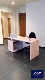 Situé côte d\'Eich au RDC à 2 pas de la Place d\'Argent, du Boulevard Royal et du Kirchberg, A LOUER BUREAU MEUBLE & RENOVE en open space.<br><br>Belle accessibilité et visibilité du fait de sa position côte d\'Eich.<br><br>+ Garage à louer en supplément.<br>+ Les bureaux sont meublés, le ménage des parties communes et le WIFI est inclus.<br><br>Seul 3 bureaux se partagent en open space une pièce de 28m²!<br><br>Idéal pour toute activité tertiaire de bureau ou société de services.<br><br>Facilité de se garer dans le quartier (3 parking publics).<br>+ LOYER : 300 EUR/mois<br>+ CHARGES : 50 EUR/mois<br>+ Caution : 700 EUR<br>+ Frais d\'agence : 410 EUR TTC<br>+ Disponibilité : immédiate<br><br>A VISITER SANS HESITER !<br><br>A 5 minutes du :<br><br>- Centre-ville,<br>- Kirchberg,<br>- Boulevard Royal,<br>- Arrêts de Bus et accès autoroutiers A1, A3 et A6.<br><br>A proximité à pied Place d\'Argent :<br>- Restaurant, épicerie, petits supermarchés,<br>- Stations essences,<br>- Médecin, Pharmacie et Clinique d\'Eich,<br>- Parcs, Clubs de Fitness, parcours de jogging?