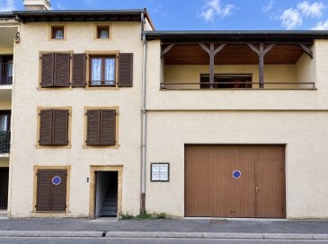 SIERCK LES BAINS

Ensemble immobilier à fort potentiel, travaux de rénovation à prévoir.

À proximité immédiate du LUXEMBOURG (Schengen) et de l'ALLEMAGNE (Perl), ainsi que des écoles, commerces et principaux axes autoroutiers.

Nous vous proposons un ensemble immobilier composé de deux lots.

1/ Premier lot:

Un immeuble composé de 3 studio / F1

Au rdc :
Une entrée, un local poubelle, 2 caves voutées.

Au 1er étage:  
Un appartement Studio / F1 de 26 m2, comprenant:
Une cuisine, un séjour, un espace nuit et une salle d'eau avec wc.

Au 2ème étage:
Un appartement studio / F1 de 28 m2, comprenant:
Une cuisine, un séjour, un espace nuit, une salle d'eau avec wc.

Au dernier étage:
Un appartement mansardé de 18,34 m2 loi carrez, comprenant:
Une cuisine, un séjour, un espace nuit, une salle d'eau avec wc.

Chaque appartement bénéficie de son compteur éléctrique et d'un décompteur d'eau.

2/ Deuxième lot.
Avec Accès indépendant.

Un appartement de 87 m2 comprenant:
Une cuisine, un salon, deux chambres, un grenier, un balcon, un jardin et un grand garage.

Des travaux sont à prévoir, offrant la possibilité de créer un logement personnalisé ou de valoriser davantage le bien selon votre projet.

Cet ensemble présente un beau potentiel locatif et patrimonial, dans un secteur recherché.
