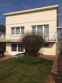 Maison individuelle, construction traditionnelle édifiée sur un terrain de 8a78 avec travaux de remise au goût du jour à prévoir. Extension possible sur magnifique jardin.