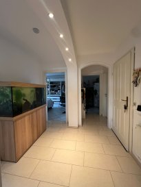 **Bel Appartement dans une Petite Résidence de 3 Unités**  
Découvrez cet appartement charmant situé au cœur de l'un des quartiers les plus prisés de Differdange. Cette résidence, sans syndic, a récemment bénéficié de travaux de rénovation importants, garantissant un cadre de vie confortable.  
**Caractéristiques Principales :**  
- Environ 120 m² de surface habitable au deuxième étage (sans ascenseur).  
- Appartement rénové avec un grand potentiel, offrant jusqu'à 4 chambres, dont une suite parentale (travaux à terminer).  
- Actuellement, vous pouvez profiter de tout le confort sur environ 85 m² avec des charges mensuelles faibles de seulement 265 €, couvrant tout.  
**Agencement :**  
Accessible par les escaliers communs, le hall d'entrée dessert toutes les pièces habitables de ce palier. Vous trouverez trois chambres, dont une spacieuse de 16 m² avec dressing. La salle de douche moderne est équipée d'une double vasque et d'une douche italienne. Le salon/salle à manger de 26 m² offre un espace confortable pour des moments en famille. La cuisine, totalement équipée, est séparée et très fonctionnelle, ayant été entièrement rénovée depuis 2022 (électricité, faux plafonds, sanitaires, conduites d'eau et de chauffage, etc.).  
Cette partie déjà habitable est équipée de moustiquaires sur toutes les fenêtres, dont certaines sont en triple vitrage pour un confort optimal.  
**Niveau Supérieur :**  
Sous les combles, avec dalle en béton, vous trouverez un coin buanderie/local technique, un bureau/salle de jeux, et surtout la possibilité d'aménager une suite parentale ou un autre espace habitable. Tous les raccordements pour l'eau et les sanitaires sont déjà en place. La toiture est neuve et isolée, les velux sont neufs, et la chaudière date de 2018.  
De plus, cette offre incroyable inclut une double cave, offrant un espace de rangement ample pour une grande famille et la possibilité pour le nouveau propriétaire de finaliser l'appartement à son goût.  
**Quartier :**  
Le quartier Fousbann est réputé pour son ambiance familiale et sa qualité de vie. C'est le cadre idéal pour toutes les familles, avec des crèches, des écoles, des supermarchés et diverses activités sportives à proximité.  
**Transports en Commun :**  
Idéalement situé, l'appartement se trouve à distance de marche des options de transports en commun, facilitant les déplacements et l'exploration de la région.  
Ne manquez pas cette opportunité fantastique de posséder un bel appartement dans une communauté dynamique.