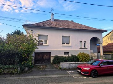Belle maison individuelle plain pied sur sous sol, dans quartier calme, de bonne facture, (dalles pleine au niveau du RDC, et des combles à aménager). Hall, d entrée, couloir distribuant cuisine séparé, séjour, WC séparé, 3 chambres.
Le sous/sol complet est composé d un garage pour 2 voiture, d une chaufferie, d une buanderie et de deux caves avec accès au jardin ( 9 ares de terrain ).Prévoir des travaux d 'isolation .