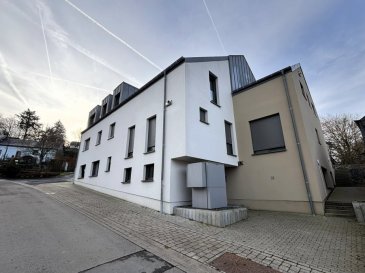 Situé au 2ème étage de la nouvelle résidence, bel appartement (n°5) neuf et disponible immédiatement pour 1ère occupation, disposant d'une surface de +/- 89 m², comprenant :

- Hall d'accueil.
- Salon et salle à manger.
- Cuisine ouverte sur salle à manger.
- 3 chambres à coucher.
- Salle de douche avec WC et une fenêtre.
- WC séparé.
- Débarras dans l'appartement.
- Cave privative et buanderie commune.
- Garage fermé pour une voiture et un emplacement de parking extérieur privatif.

Belles prestations : chauffage par pompe à chaleur et chauffage au sol, fenêtres triple vitrage et volets électriques, VMC double flux ...

TVA RECUPERABLE DANS LE CADRE D'UNE HABITATION EN RESIDENCE PRINCIPALE.

Neuf est disponible immédiatement.
Classe énergétique AA.