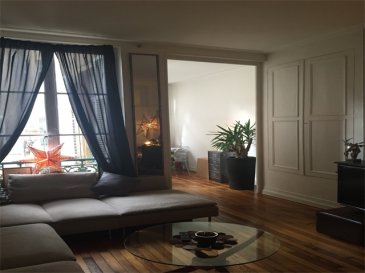 Agréable appartement de 104m² au 1er étage.

Il se compose d'une entrée, cuisine, WC, salle de bain (baignoire), salon/ séjour, débarras, chambre avec dégagement.
(Possibilité de faire 2 chambres).

Chauffage individuel au gaz.