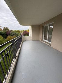 Dans une résidence sécurisée de Thionville, cet appartement de type F3 offre une surface de 92 m². Il comprend un large balcon de 19,46 m², un garage en sous-sol, une cave ainsi qu’une place de stationnement extérieure. L’ensemble permet un usage pratique du logement, autant pour le rangement que pour le stationnement. La résidence est située à proximité des services et des accès principaux de la ville.

Le loyer mensuel est complété par une provision sur charges de 130 €, comprenant l’eau, l’électricité et l'entretien des communs, la chaudière, les espaces verts, l'ascenseur, la rampe accès sous-sol et la TEOM.
Les honoraires de location s’élèvent à 549 € pour les visites, la constitution du dossier et la rédaction du bail, auxquels s’ajoutent 249 € pour l’état des lieux.

Conformément à la réglementation en vigueur, les informations relatives aux risques auxquels ce bien est exposé sont disponibles sur le site officiel : www.georisques.gouv.fr

Contactez-nous pour une visite !