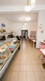 HOUSE FOR YOU, vous propose un fonds de commerce d'une boulangerie/pâtisserie, située à Esch-sur-Alzette. 
Fonds de commerce avec cuisine professionnelle, place devant pour service et vente de boulangerie/pâtisserie. 
Prix de vente matériel : 44.000€
Local de commerce d'environ 120m2
- Grande cuisine équipée d'environ 50m2
- Pièce pour décoration des gâteaux
- Vestiaire pour les salariés 
- Wc 
- cave 
- Débarras 
- Terrasse devant (autorisation communale)
- Terrasse derrière avec jardin
- Local boulangerie/pâtisserie devant 
Un contrat de bail commercial de 3,6,9 ans sera effectué avec accord du propriétaire. 
Loyer : 1.300€ (actuellement comprenant l'eau, gérance et électricité commune)
Charges : gaz et électricité du local selon consommation 
Caution : 3x le loyer
Frais d'agence pour la vente du fonds de commerce aux frais des vendeurs : 3.000€ + tva 17% 

Nous restons à disposition pour toute information complémentaire et visite du local