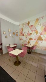 HOUSE FOR YOU, vous propose un fonds de commerce d'une boulangerie/pâtisserie, située à Esch-sur-Alzette. 
Fonds de commerce avec cuisine professionnelle, place devant pour service et vente de boulangerie/pâtisserie. 
Prix de vente matériel : 44.000€
Local de commerce d'environ 120m2
- Grande cuisine équipée d'environ 50m2
- Pièce pour décoration des gâteaux
- Vestiaire pour les salariés 
- Wc 
- cave 
- Débarras 
- Terrasse devant (autorisation communale)
- Terrasse derrière avec jardin
- Local boulangerie/pâtisserie devant 
Un contrat de bail commercial de 3,6,9 ans sera effectué avec accord du propriétaire. 
Loyer : 1.300€ (actuellement comprenant l'eau, gérance et électricité commune)
Charges : gaz et électricité du local selon consommation 
Caution : 3x le loyer
Frais d'agence pour la vente du fonds de commerce aux frais des vendeurs : 3.000€ + tva 17% 

Nous restons à disposition pour toute information complémentaire et visite du local