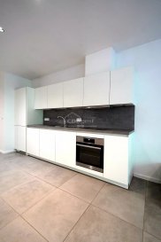Découvrez ce superbe appartement au rez-de-chaussée , idéalement situé à Soleuvre , à proximité de toutes les commodités, des pistes cyclables et des accès rapides aux grands axes routiers.
Caractéristiques :
Surface habitable : 41.50 m² 
Hall d'entrée
Séjour
Cuisine équipée
chambre
Salle de douche avec WC
Cave privative
Buanderie commune

*** Charges mensuelles : 175€

Un appartement fonctionnel, parfait pour un couple, profession libérale ou toute personne recherchant confort et accessibilité.
Localisation idéale : commerces, écoles, transports en commun et espaces verts à proximité.
Vous serez séduits par son agencement, sa luminosité traversante et son calme. Sans oublier sa localisation à proximité de toutes commodités (crèche, espace de jeux, restaurants, commerces, transports…).
***Ce bien vous intéresse, vous souhaitez d’avantage d'informations. N'hésitez pas à nous contacter au (+352) 661 81 03 27 ou 28 80 28 80
***Si vous souhaitez vendre ou louer votre bien, profitez de notre expérience et de notre parfaite connaissance du marché au Luxembourg. Nous vous offrons une estimation personnalisée avec une réelle expertise.
***CDBgest est membre de la Chambre immobilière du Grand-Duché de Luxembourg (seul organisme accrédité par l'Etat pour la certification des agents immobiliers), et membre de la Chambre de Commerce de Luxembourg, gages de qualité.
****Découvrez tous nos autres biens sur www.cdbimmo.lu 
FOR RENT -Apartment 41.50 m² in Soleuvre
Discover this superb ground floor flat, ideally located in Soleuvre, close to all amenities, cycle paths and fast access to major roads.
Features :
Living area: 41.50 m² 
Entrance hall
Living room
Fitted kitchen
bedroom
Shower room with WC
Private cellar
Shared laundry room

*** Monthly charges: €175

A functional flat, perfect for a couple, professionals or anyone looking for comfort and accessibility.
Ideal location: shops, schools, public transport and green spaces nearby.
You'll love the way it's laid out, its light and airy feel and its peaceful location. Not to mention its location close to all amenities (crèche, play area, restaurants, shops, transport, etc.).
***If you are interested in this property and would like more information, please do not hesitate to contact us. Please do not hesitate to contact us on (+352) 661 81 03 27 or 28 80 28 80.
***If you wish to sell or rent your property, take advantage of our experience and our perfect knowledge of the Luxembourg market. We offer you a personalised valuation with real expertise.
***CDBgest is a member of the Chambre immobilière du Grand-Duché de Luxembourg (the only state-accredited body for the certification of estate agents), and a member of the Luxembourg Chamber of Commerce, a guarantee of quality.
****Discover all our other properties on www.cdbimmo.lu