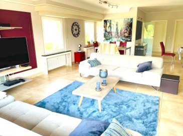 *** PENTHOUSE A ETTELBRUCK ***<br>Nous vous proposons à la vente un appartement de +/- 97m² dans une résidence bien entretenue vis à vis l\'hôpital.<br><br>Ce bien se compose comme suit :<br><br>- Hall d\'entrée,<br>- Cuisine équipée séparée, living/ salle à manger avec accès à un balcon de +/- 45m2,<br>- 2 chambres à coucher,<br>- Une salle de bain,<br>- WC séparée,<br><br>À ce bien s\'ajoute deux emplacements intérieur ainsi que une cave privative et un grenier.<br><br>Pour plus de renseignements ou une visite des lieux (également possibles le samedi sur rdv), veuillez nous contacter au 691 850 850.