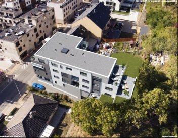 RE/MAX Luxembourg, spécialiste de l'immobilier à Junglinster, vous propose cet appartement situé à Junglinster dans une résidence en future construction.
Cette résidence s'implante idéalement en plein cœur de Junglinster, proche de toutes commodités ( commerces, transports en commun...).
L'appartement se trouve au 3ème et dernier étage avec ascenseur.
Il dispose d'une grande terrasse de 33 m²
Il est vendu avec 2 emplacements intérieurs et une cave (l'ensemble étant inclus dans le prix)
Finitions intérieures de haut standing
Plans et cahier des charges disponibles sur demande.
Le prix affiché comprend la TVA mixte (sous condition d'acceptation de votre dossier par l'administration de l'enregistrement et des domaines) et la commission d'agence de 2%+TVA.