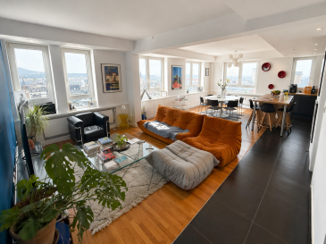 Thionville,

Idéalement situé, au calme et en centre ville,

Au sein d'une copropriété bien entretenue et très sécurisée,

Appartement de 88m² composé comme suit:

Au 9ème étage avec ascenseur:

- Entrée, cuisine équipée ouverte sur salon séjour (45m² le tout), deux chambres spacieuses avec pour l'une un dressing intégré, salle de douche et wc séparé. Une petite buanderie complète ce bien

Confort:

Isolation, fenêtres double vitrage avec volets roulants, électricité aux normes, système de chauffage au gaz, ascenseurs, porte d'entrée avec digicode et badge, concierge.

Les charges comprennent : Eau, ascenseur, entretien des communs, ordures ménagères, concierge.

Contact: 
A. ROMANO
06 70 32 89 54