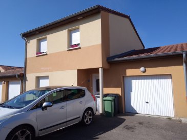 Maison de 102 m² mittoyenne par le garage comprenant :  
RDC : Salon / Séjour, Cuisine ouverte  
Etage : 3 Chambres, Salle de bains avec douche, baignoire et WC  
Jardin, Garage, Chauffage Electrique  
Frais d'agence de 375 € TTC