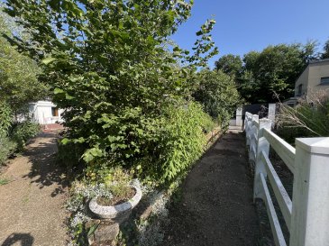 Située dans un quartier calme et verdoyant de Bridel, découvrez cette maison mitoyenne implantée sur un terrain de 7,02 ares, avec atelier indépendant offrant de multiples possibilités d'aménagement.

Les atouts du bien :
-Parcelle de 7,02 ares
-Maison mitoyenne d'env. 100 m² à rénover
-Grande dépendance/atelier de 76 m² à l'avant du terrain - possibilité de transformation en habitation sur deux étages (projet sur demande)
-Jardin plat et arboré
-Environnement résidentiel paisible, bordé par la forêt à l'arrière

La maison comprend :
-Entrée, cuisine séparée, vue sur la forêt
-Salle à manger et séjour avec cheminée
-2 chambres, 2 salles d'eau dont une avec buanderie
-Espace bureau/dressing entre les chambres
-Grenier accessible (rangement)
-Cave, stockage, cuve à fioul (gaz pré-installé)