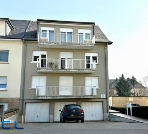 Esch/Lallange: appartement 90m2 avec balcon!

Nous vous proposons  en exclusivité ce magnifique appartement rénové d'environ 90 m², situé dans le quartier recherché de Lallange à Esch-sur-Alzette, dans une rue calme et agréable.

Implanté au 1er étage d'une petite résidence bien entretenue de seulement 3 unités, ce bien vous séduira par sa luminosité, ses beaux volumes et son agencement fonctionnel.

La situation est idéale : proche des écoles, lycées, transports en commun et du centre commercial Cactus, avec un accès rapide à la Collectrice du Sud et aux autoroutes. Le site de Belval se trouve à seulement 10 minutes.

Composition de l'appartement:
- Hall d'entrée avec rangement
- Spacieux living et salle à manger avec accès au balcon
- Cuisine équipée avec débarras et accès au balcon
- 2 chambres à coucher
- Salle de douche
--WC séparé

Atouts supplémentaires:
-Balcon
-Cave privative
-Garage fermé
-Emplacement extérieur devant le garage
-Jardin commun
-Nouveau chauffage individuelle.

Cet appartement est idéal pour un couple, une petite famille ou un investissement.
Il permet également la possibilité d'un aménagement pratique en trois chambres. 

Disponible à convenir.

Pour toute demande de visite ou informations complémentaires, n'hésitez pas à nous contacter au 265341 ou directement notre agent Mme VEIGAS au 621 505 621 ou par mail au cristina.veigas@cl-immo.lu

Les frais d'agence sont compris dans le prix de vente et à charge du vendeur.