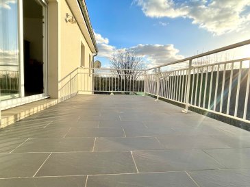 3 G IMMO LAMBERMONT VOUS PROPOSE CETTE MAISON INDIVIDUELLE DE 2008, PLAIN-PIED, SUR SOUS-SOL, 2 CHAMBRES, AU CALME ABSOLU, HORS DE LA CIRCULATION, DOTEE D'UNE BELLE TERRASSE AVEC VUE IMPRENABLE SUR LA NATURE :

construite en 2008, de plain-pied, cette maison de 94 m² habitables (hors garage et sous-sol) est aussi agréable que fonctionnelle : à l'avant, vous disposez d'une grande cour et d'une partie pelouse (idéal pour le stationnement).

L'entrée se fait via un sas type véranda, vous arrivez ensuite dans la maison proprement dite. Face à vous, un placard intégré (hall de 12 m²), le séjour(31 m²) sur votre droite avec l'accès à la terrasse surélevée, de quoi profiter toute la journée du calme environnant de la belle exposition (vue sur champs).

La cuisine équipée, séparée du séjour, vous permettra d'y prendre les repas (12 m²). Ensuite, les deux chambres (10 et 12 m²), la salle de bain, équipée d'une baignoire et d'une douche (7,90 m²) et les toilettes séparées.

Enfin, la buanderie (6,50 m²) reliée au garage un véhicule.

En sous-sol : 