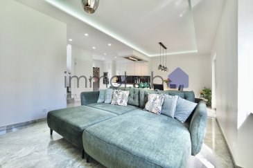 immohub, votre partenaire immobilier à Differdange, a le plaisir de vous présenter cette belle maison unifamiliale libre de 3 côtés, implantée sur un terrain de 2,92 ares orienté plein sud. Rénovée en profondeur en 2020, cette maison offre une surface habitable d'environ 125 m2 et séduira les familles à la recherche d'un bien prêt à emménager, alliant confort, luminosité et prestations modernes.

La rénovation ne s'est pas limitée à un simple rafraîchissement esthétique : les propriétaires ont entrepris une rénovation portant aussi bien sur les installations techniques que sur les finitions. Les futurs acquéreurs profiteront ainsi d'un bien dans lequel les principaux investissements ont déjà été réalisés.

La maison dispose de 4 chambres à coucher, 3 salles d'eau, 3 emplacements de parking extérieurs, d'un garage fermé pour une voiture, d'une agréable terrasse couverte et d'un jardin exposé plein sud.

Composition du bien:

Rez-de-chaussée (HSP : 2,64 m - 2,54 m sous faux plafond)
-Hall d'entrée : 5,15 m2 avec garde-robe sur mesure, interphone et vidéophonie
-WC séparé : 1,90 m2
-Séjour avec cuisine ouverte entièrement équipée : 40,45 m2
-Terrasse couverte : 12,50 m2
-Jardin orienté plein sud

1er étage (HSP : 2,55 m)
-Hall de nuit : 3,15 m2
-Chambre 1 : 12,15 m2 avec parquet en chêne et climatisation
-Salle de bains : 7,70 m2 avec baignoire balnéo, lavabo et WC
-Suite parentale : 16,90 m2 avec garde-robe sur mesure, parquet en chêne, climatisation et salle de douche privative de 6,25 m2

2e étage
-Hall
-Chambre 3 : 11,55 m2 (14,35 m2 au sol) avec garde-robe sur mesure, parquet et climatisation
-Chambre 4 : 11,00 m2 (19,15 m2 au sol)
-Salle de douche : 6,30 m2 (8,40 m2 au sol)

Combles
-Grenier isolé, accessible par une trappe

Sous-sol (HSP : 1,98 m)
-Hall de cave : 10,65 m2
-Buanderie : 12,15 m2
-Cave : 8,40 m2
-Local technique / cave : 13,95 m2 avec chaudière Viessmann (1991), boiler remplacé en 2020 et lavabo
-Cave à vin : 3,22 m2

Informations complémentaires: 
-Année de construction : ± 1968
-Surface habitable : ± 125 m2
-Surface brute : ± 185 m2
-Terrain : 2,92 ares
-Passeport énergétique : à compléter
-Châssis PVC avec double vitrage / Volets roulants électriques
-Dalles en béton
-Chauffage au gaz
-Exposition : plein sud
-Charges mensuelles : ± 300 €

Rénovation complète réalisée en 2020:
La maison a bénéficié d'une rénovation importante comprenant notamment :
-Chauffage au sol au rez-de-chaussée et radiateurs aux étages
-Nouveau boiler d'eau chaude
-Réfection complète de l'installation électrique
-Remplacement des conduites d'eau et des canalisations
-Drainage périphérique de la maison
-Cuisine Möbel Alvisse avec plan de travail en granit et électroménagers Siemens et AEG
-Remplacement de tous les revêtements de sol de la maison
-Nouveaux parquets dans les chambres
-Rénovation et création complète des salles de bains, salles de douche et WC
-Remplacement des portes intérieures
-Isolation de la toiture par l'intérieur
-Installation de la climatisation
-Volets roulants électriques
-Réfection des murs et peintures
-Interphone connecté

En 2023, la maison a encore été améliorée avec l'installation de 12 panneaux photovoltaïques, de fenêtres de toit Velux solaires ainsi que d'un portail motorisé.

Cette maison, rénovée avec soin et parfaitement entretenue, offre de beaux volumes, une excellente exposition et des équipements modernes.
Un bien idéal pour une famille souhaitant s'installer dans une maison où il ne reste plus qu'à poser ses valises.