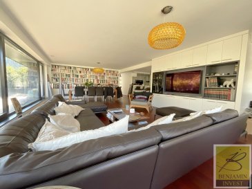 Penthouse d'exception de 3 chambres à Neudorf ? Une opportunité à ne pas manquer !

Notre agence a le plaisir de vous présenter ce superbe penthouse lumineux dans une résidence de haut gamme, situé et occupe la totalité du dernier étage, avec ascenseur privatif. 

Surface habitable de +/- 180,83 m² et d'une magnifique terrasse de 87 m², enveloppant l'appartement sur trois côtés et partiellement couverte pour un confort optimal. 

Agencement du penthouse :

L'espace de vie principal comprend :
- Un vaste séjour lumineux grâce aux grandes baies vitrées donnant un accès direct à la terrasse.
- Un espace salle à manger convivial.
- Une cuisine semi-ouverte, parfaitement équipée avec des électroménagers haut de gamme (hotte, four, plaque à induction, réfrigérateur et congélateur)
- Terrasse accessible depuis : le séjour, les deux chambres, la salle à manger, cuisine et du bureau.

Suite parentale indépendante :
- Spacieuse chambre avec armoire-dressing sur mesure et accès direct à la terrasse.
- Une grande salle de bain équipée d'une baignoire, d'une douche, d'un meuble vasque, d'un miroir et d'un éclairage intégré avec accès direct à la terrasse.

Chambre : 
- Chambre avec armoire-dressing sur mesure et accès direct à la terrasse.
- Salle de douche privative équipée d'une vasque, de meubles de rangement et d'un sèche-serviettes.

- WC Séparée avec une buanderie spacieuse permettant l'installation d'un lave-linge et d'un sèche-linge, avec des solutions de rangement.
 
Prestations et équipements
- Terrasse en bois sur toute la surface extérieure, équipée de luminaires et de prises électriques
- Vidéophone
- Triple vitrage
- Stores électriques à lamelles orientables
- Porte blindée
- Chauffage central au gaz
- VMC de marque Zehnder
- Luminaires inclus
- Alarme
- Armoire et dressing sur mesure
- Ascenseur à clef (Accès privé) 

Annexes
- Un emplacement de parking intérieur.
- Cave attenante.
