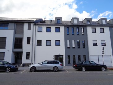 Agréable appartement à louer au 1er étage d'une résidence situé dans la Grand-rue à Redange.

L'appartement de 48,42m² se compose de:
- séjour / salle à manger avec coin cuisine équipée, sortie sur balcon de 5,74 m²
- wc séparé
- 1 chambre à coucher avec dressing, sortie sur balcon de 5,74 m²
- salle de douche
- 1 emplacement intérieur
- cave
- buanderie commune.

Volet électrique, entrée de garage chauffée..........
