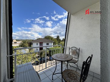 AFIL Luxembourg a le plaisir de vous proposer un super appartement/duplex situé à Remich vous offrant une vue imprenable sur un cadre verdoyant.

Ce bien est situé à proximité de toutes commodités: écoles, supermarchés, arrêt de bus, pharmacie, esplanade et accès autoroutiers.

Ce duplex allie confort et praticité.

Il se compose comme suit:
- Un hall d'entrée
- Une cuisine équipée ouverte sur le salon/salle à manger avec accès sur le balcon orienté Est
- Une chambre avec accès sur le balcon orientée Ouest
- Une salle de douche
- Un WC séparé

A l'étage:
- Deux chambres à coucher, dont une avec sa salle de bain
- Un débarras

Le duplex est équipé d'un système de climatisation.

Pour votre confort un emplacement intérieur est à votre disposition.
Une cave privée ainsi qu'une buanderie commune, complètent la description de ce bien.

Disponibilité immédiate!!!

Ne manquez pas cette occasion unique de devenir propriétaire dans l'un des plus beaux coins du Luxembourg!
Pour plus d'informations ou pour planifier une visite, contactez nous dès aujourd'hui.

AFIL s'engage dans toutes vos démarches immobilières (estimation, vente, location de biens, recherche de financements).

Vous satisfaire est notre priorité !

Les prix s'entendent frais d'agence de 3 % + TVA inclus.