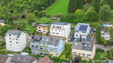 A proximité de Bridel, nous réalisons un nouveau projet sur les hauteurs de Steinsel « BELLE-VUE ». Niché dans la colline avec une vue d'exception sur la vallée de Steinsel à la lisière de forêt.

Appartement d'exception récemment achevé, situé en rez-de-jardin, bénéficiant d'un jardin privatif. Il se compose de trois chambres à coucher, chacune offrant un accès direct à la terrasse et au jardin, pour un confort de vie optimal en harmonie avec l'extérieur.

L'appartement se compose ainsi :

Partie jour

Hall d'entrée  
W.C. séparé  
Grande cuisine ouverte avec salle à manger et living 54,18m2  
Accès vers une terrasse de 12m2 et le jardin  
Cellier derrière la cuisine de 5,66m2  

Partie nuit

Hall de nuit  
Salle de douche  
Chambre à coucher de 15,33m2 avec accès sur jardin et terrasse  
Chambre à coucher de 15,10m2 avec accès sur jardin et terrasse  
Suite parentale avec dressing et salle de bains et aussi avec accès sur jardin et terrasse  

Les finitions

- Façade isolante  
- Ascenseur  
- Pompe à chaleur air/eau dernière génération  
- Fenêtre triple vitrage  
- Système VMC double-flux  
- Isolation thermique et phonétique entre les dalles  
- Meubles sanitaires de qualité  
- Revêtements de sol de qualité jusqu'à 80€/m2  
- Portes intérieures de qualité  
- Porte d'entrée de l'appartement blindé et isolé  
- Sur les terrasses, dalles en céramique de grande taille 90 cm x 90 cm  

Prix de vente : 1'269'423,00 avec TVA 3% prix non indexé  
Possibilité d'acheter un garage intérieur avec emplacement devant au prix de 30'538,75 avec TVA 17%.

Pour plus d'informations ou pour une visite, n'hésitez pas à nous contacter. Téléphone 621319162 M Agovic Amer les frais d'agence sont à la charge du vendeur. Premier contact de préférence par courriel.

LA CONSTRUCTION DU PROJET EST EN COURS ET PRENDRA FIN MAI 2025.

Les mesures sont données à titre indicatif.