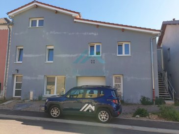 Belardimmo vous propose en exclusivité un immeuble de rapport avec un triplex et un appartement une chambre situé  à Himeling ( 5min de Mondorf-les-Bains frontière Luxembourgeoise).
Le bâtiment est de 2014, avec triple vitrage, isolation extérieur, volet électrique, chaque appartement a un chauffage individuel électrique au sol et son propre ballon d'eau chaude.

Le triplex est composé comme suit :

RDC
- Hall d'entrée
- Salon

A l'étage

- Un WC
- Cuisine équipée

sous comble

- Une chambre
- une salle de bain

Celui-ci est actuellement loué 1000€/mois avec une place de parking devant l'appartement.

le 2eme appartement est composé comme suit :


- Hall d'entrée
- Salon/séjour
- Cuisine équipée ouverte
- Deux chambres
- une salle de bain
- un garage fermé

Celui-ci est loué 1270€/mois avec le garage et une place de parking

la rentabilité brut est d'environ 8.5%

Pour plus d'informations veuillez contacter Monsieur David Kempf au 00 352 621 631 841 ou par mail David.kempf16@gmail.com