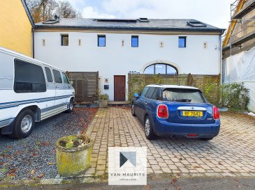 La description fournie concerne une propriété immobilière. Voici la traduction en français :

Située à Hostert, dans la charmante commune de Niederanven, cette ancienne grange, entièrement transformée en maison en 2018, offre une indépendance totale avec ses quatre façades. Érigée sur un terrain de 6,78 ares, elle propose une surface totale d'environ 270 m², dont 248 m² habitables, et est prête à accueillir ses nouveaux occupants immédiatement. Avec son confort exceptionnel et son orientation idéale à l'ouest, cette propriété saura vous séduire.

Description des espaces :

Rez-de-chaussée :
Une entrée de ± 11 m² avec un vestiaire de ± 9 m² mène à un vaste séjour-cuisine de ± 58 m². La cuisine, équipée d'appareils Miele et Bosch, est dotée d'un îlot central, de nombreux rangements et donne accès à une terrasse de ± 20 m², au jardin et au jacuzzi extérieur. Ce niveau comprend également une chambre de ± 16 m², une salle de douche de ± 7 m² (avec lavabo et douche), une buanderie de ± 10 m² et une chaufferie de ± 11 m².

Premier étage :
Ce niveau abrite trois chambres de ± 16 m² chacune, une galerie lumineuse de ± 32 m², une salle de bain moderne de ± 6 m² (avec double lavabo et baignoire), ainsi qu'un WC séparé de ± 2 m².

Deuxième étage :
Entièrement dédié à l'espace parental, il comprend une chambre de ± 17 m² avec une salle de bains en suite de ± 10 m² (double lavabo, baignoire et douche), un bureau de ± 12 m² (pouvant également servir de chambre) et un dressing de ± 7 m² sous les combles. Ce niveau dispose également d'une seconde terrasse de ± 10 m² offrant une vue imprenable sur le jardin et la forêt environnante.

Détails supplémentaires :
La maison associe modernité et élégance grâce à ses sols en béton ciré gris et en parquet. Elle est inondée de lumière naturelle grâce aux baies vitrées et fenêtres Velux. Parmi les équipements modernes : spots encastrés, ventilation double flux (VMC), chauffage au sol et une trappe à linge pratique.

Un abri de jardin complète les extérieurs, et une autorisation a été accordée pour la construction d'un carport. La maison bénéficie d'une localisation idéale à proximité des commerces, écoles, crèches, clubs sportifs, ainsi que des pistes cyclables et sentiers de randonnée.

Pour plus d'informations, veuillez contacter Maurits van Rijckevorsel au +352 621 198 891 ou par email à maurits@vanmaurits.lu.