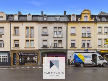 Située au n° 8, rue de Belvaux, en face de la piscine municipale, à proximité des arrêts de bus, d'un parking public, des sorties de la ville et du futur arrêt du tram à la Place Benelux reliant Esch à Luxembourg-Ville, dans un environnement dynamique et recherché, cette maison mitoyenne construite en 1928 sur un terrain de 1a65ca en pleine propriété développe une surface totale de 500 m², dont une surface habitable d'environ 327 m².

Le bien se compose d'un rez-de-chaussée commercial de 140 m² actuellement occupé par un boulanger bien établi, de 5 chambres, ainsi que d'une grande cave de 140 m² et d'un grand grenier aménageable de 50 m² au sol et 3,64m d'hauteur maximale, offrant environ 15 m² habitables.

L'immeuble est à rénover et présente un fort potentiel de valorisation, notamment grâce à la possibilité de diviser les étages supérieurs en lots d'appartements.

Composition

Rez-de-chaussée (± 140 m² d'espace commercial) :
Atelier
Cuisine
Espace commercial
WC séparé

1er étage :
Cuisine (12 m²)
Salle à manger (19 m²)
Salon (32 m²)
Pièce de rangement avec WC (12 m²)
Cage d'escalier (7 m²)

2e étage :
2 chambres de 16 m²
Couloir (7 m²)
Salle de bain (8 m²)
WC séparé (3 m²)
Palier et cage d'escalier (7 m²)

3e étage :
3 chambres (2 x 15 m² et 16 m²)
Couloir (4 m²)
Palier et cage d'escalier (7 m²)

Sous-sol :
Cave (± 140 m²)

Grenier
± 50 m² au sol avec une hauteur de 3,64 m - non isolé, aménageable

Caractéristiques techniques :
Dalles en béton et en bois
Toiture en zinc en très bon état
Chauffage au mazout (chaudière et radiateurs)
Raccordement au gaz
Citerne conforme
Châssis en bois et PVC, double vitrage
Revêtements de sol variés : parquet, laminé, plancher, terrazzo

Atouts :
Localisation idéale, proche de toutes commodités
Arrêts de bus et futur tram, gare, accès autoroutiers
Commerces, écoles, crèches, université, hôpital
Parcs, piscine, restaurants
Parking public à proximité
Garage box en location disponible en option

Ce bien représente une opportunité intéressante pour un investisseur ou un promoteur grâce à sa configuration, son volume et son potentiel de division.


Agent responsable du dossier : Lydia Indjova
lydia@vanmaurits.lu
+352 661 331 628