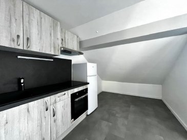 Bel appartement refait à neuf situé au 2ème etage, offrant une jolie vue, et comprenant une entrée, une cuisine équipée ouverte sur séjour, une chambre, ainsi qu'une salle d'eau avec WC.
Stationnement extérieur.
Chauffage électrique.