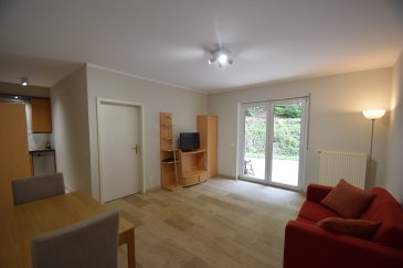 ImmoHouse vous propose à la location ce charmant appartement 1 chambre idéalement situé à Luxembourg-Kirchberg. 

Au sein d'une résidence soignée avec ascenseur cet appartement de 50m2 se compose de :

-Un hall d'entrée  
-Un joli salon-salle à manger lumineux avec accès terrasse et jardin  
-Une cuisine équipée ouverte sur la pièce de vie  
-Une chambre à coucher  
-Une salle de douche avec buanderie privative  
-Un wc séparé  
-Un parking interieur privatif  
-Une cave privative  

Informations :  
Loyer : 1700€  
charges : 270€  
disponibilité : 01/07/2026  
caution : 2 mois de loyer  
frais d'agence : 1/2 mois de loyer plus tva pour le bailleur, 1/2 mois de loyer plus tva pour le locataire