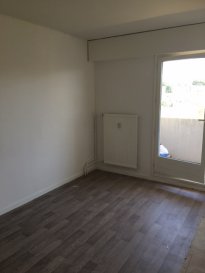 Quartier devant les Ponts.

Appartement F2  de 46m² au 3ème étage avec ascenseur.

Il se compose : entrée avec placard, séjour, cuisine équipée aménagée (plaques induction, frigo, four, hotte), chambre, salle de bain (baignoire), WC séparés.

Double vitrage.
Balcon de 10m².
Cave.
Place de staionnement extérieur.
Local vélo + poubelle.

Chauffage collectif au gaz.

Loyer 430 € + 130 € charges (comprenant le chauffage).
Libre le 24/09/2025