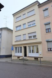 GREVENMACHER, rue Neuve, à deux pas du centre, appartement de 55 m2 entièrement rénové, au rez-de-chaussée et comprenant : living, une chambre à coucher, nouvelle salle de douche avec WC, nouvelle cuisine équipée séparée, buanderie privative, cave, libre de suite 
appartement avec système de domotique.
Possibilité usage mixte bureau et habitation.
Contact et visites : Mme Nassim Toloui téléphone : 691 120 478